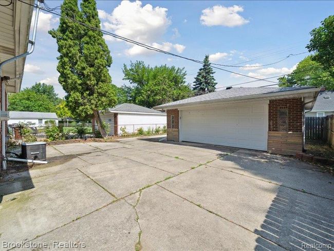 2.5 Car Garage & Extra parking. | Image 12