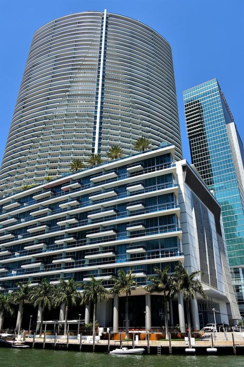 3911-200 Biscayne Boulevard Way, Miami, FL, 33131-2162 | Card Image