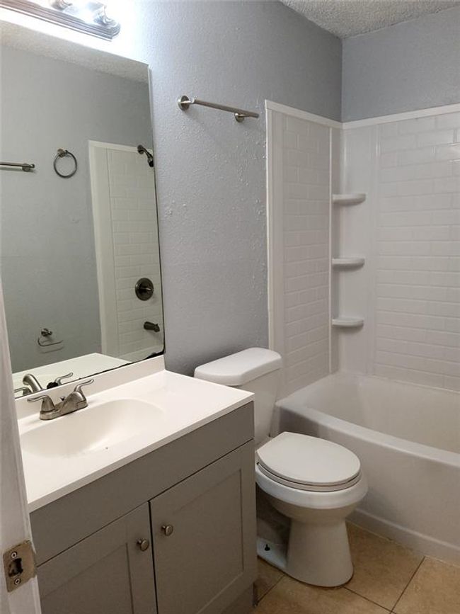 10151 Inwood Hollow Ln, Home with 3 bedrooms, 2 bathrooms and null parking in Houston TX | Image 5