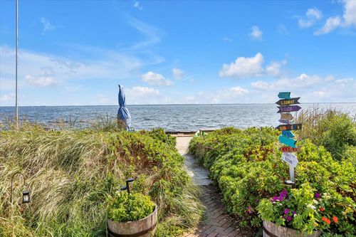 2 Westgate Dr, Sayville, NY, 11782-3054 | Card Image