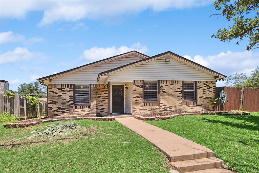 Pinehill Ln, Grand Prairie, TX 75052