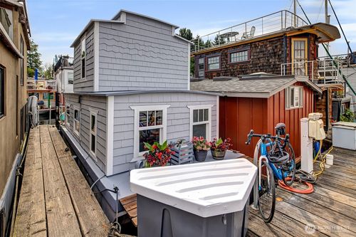 apt-11-2143 N Northlake Way, Seattle, WA, 98103-9100 | Card Image