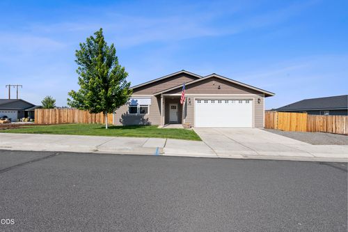 976 Se Maui Ln, Madras, OR, 97741-9648 | Card Image