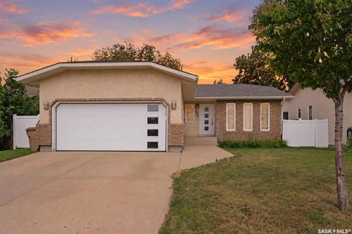 2206 Assiniboine Ave E, Regina, SK, S4V2E8 | Card Image