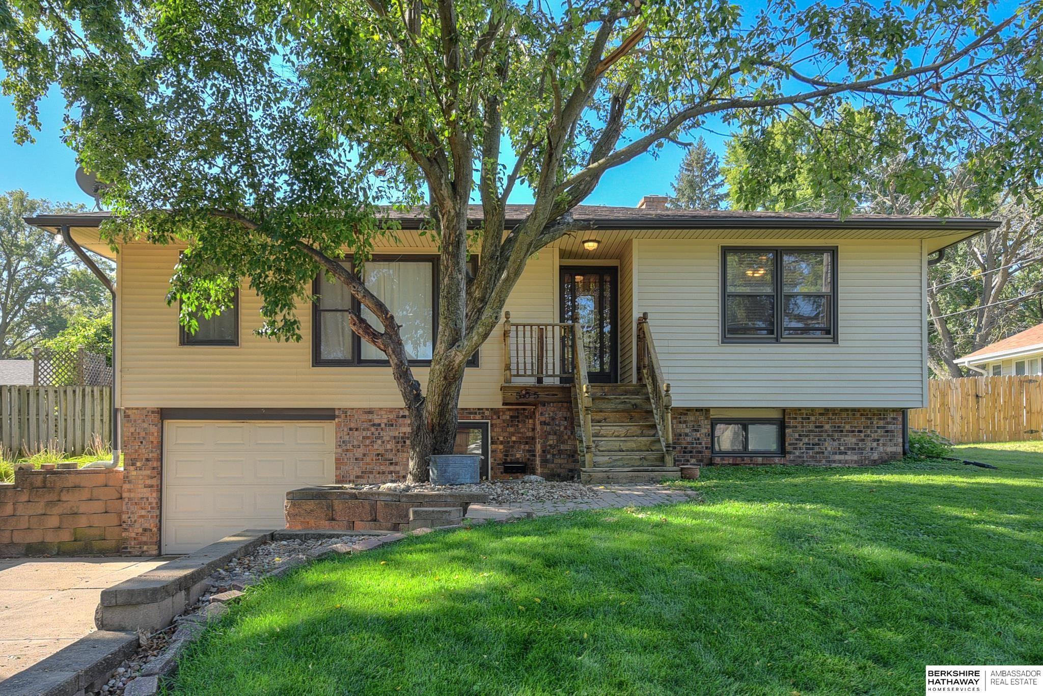 Perry St, Papillion, NE 68046