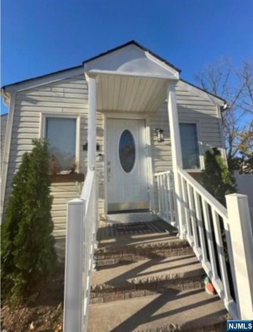 88 Fournier Cres, Elmwood Park, NJ, 07407-2521 | Card Image