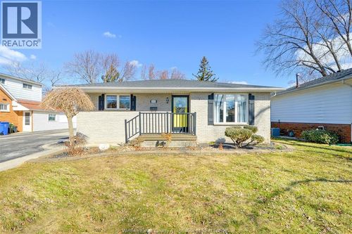 533 Maple Ave, Lasalle, ON, N9J1P6 | Card Image