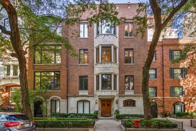 3 - 64 E Elm Street, Condo with 3 bedrooms, 3 bathrooms and 1 parking in CHICAGO IL | Image 1