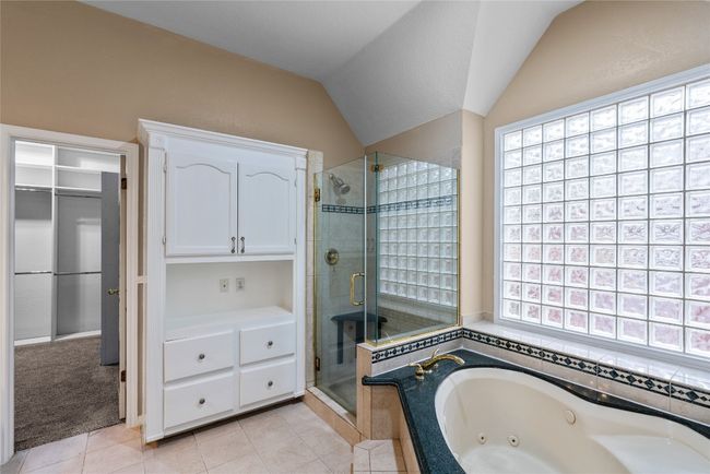 Shower with seat and jetted tub | Image 36
