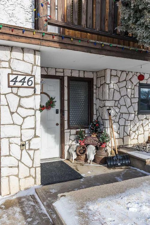 446 4 St Nw, Medicine Hat, AB, T1A6N1 | Card Image