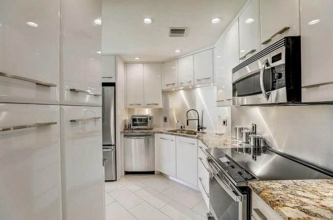 6778 Versailles Ct, Condo with 2 bedrooms, 3 bathrooms and null parking in Lake Worth FL | Image 5
