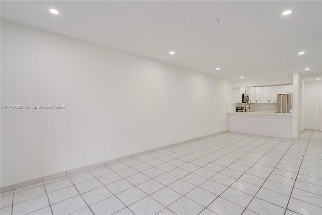 APT-220 - 6095 W 19 Th Ave, Condo with 2 bedrooms, 2 bathrooms and null parking in Hialeah FL | Image 17