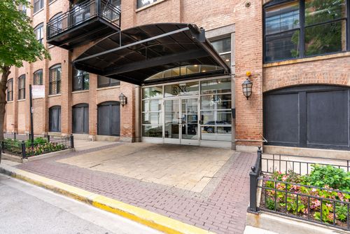 504-520 W Huron St, Chicago, IL, 60654-3439 | Card Image