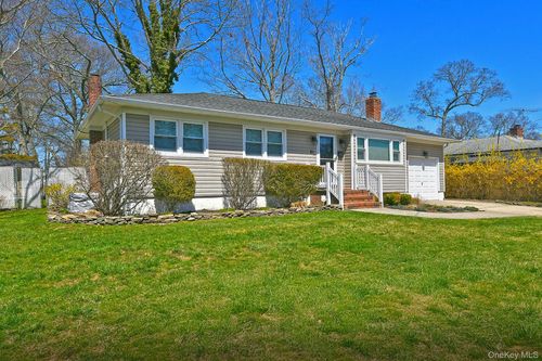 61 Newton Blvd, Ronkonkoma, NY, 11779-2733 | Card Image