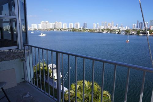5g-boat-slip-included-16570 Ne 26th Ave, North Miami Beach, FL, 33160-4066 | Card Image