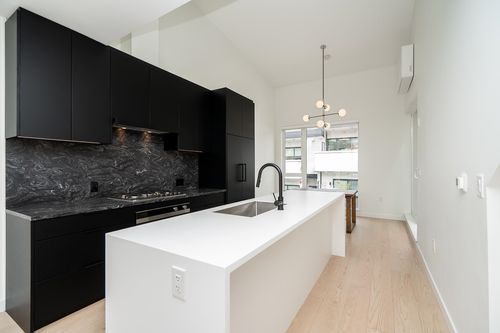 210-650 E 2nd St, North Vancouver, BC, V7L1E3 | Card Image