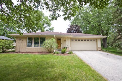 1705 Chapman Dr, Waukesha, WI, 53189-8414 | Card Image