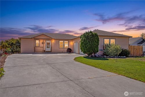 909 W Windrose Dr, Moses Lake, WA, 98837-1463 | Card Image