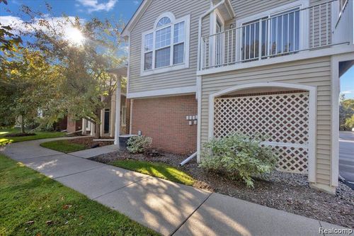 5452 Pine Aires Dr, Sterling Heights, MI, 48314-1348 | Card Image