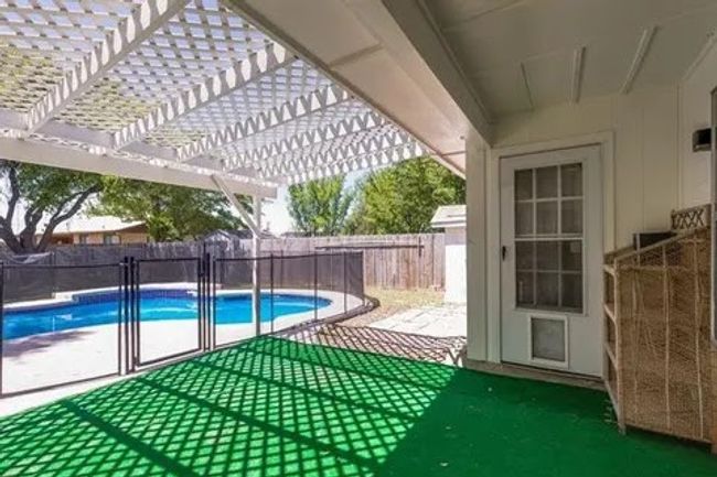 This fence isn't currently installed, but owners are leaving with home. | Image 33