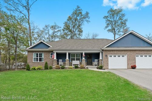 5860 Scenic Bluff Dr, Brighton, MI, 48116-3600 | Card Image