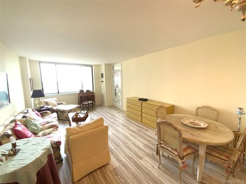 10x-27010 Grand Central Pkwy, Floral Park, NY, 11005 | Card Image