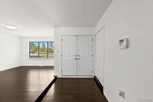 20937 Halsted Rd, Farmington, MI, 48335 | Card Image