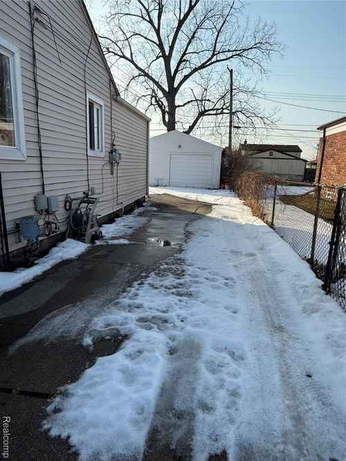 30509 Townley St, Madison Heights, MI, 48071-5222 | Card Image