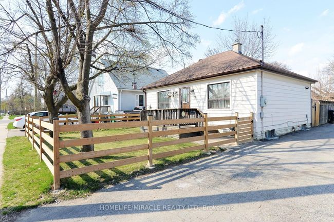 7 Sophia St, House other with 3 bedrooms, 2 bathrooms and 4 parking in Brampton ON | Image 4