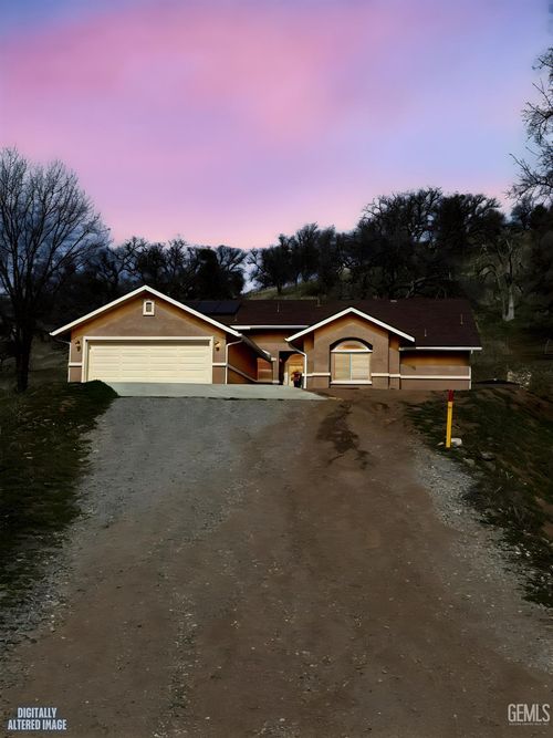 17950 Zurich Ct, Tehachapi, CA, 93561-8433 | Card Image