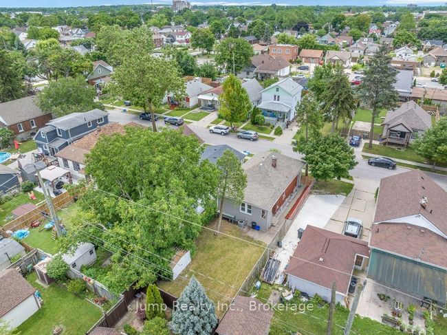 1662 Cadillac St, House other with 5 bedrooms, 3 bathrooms and null parking in Windsor ON | Image 4