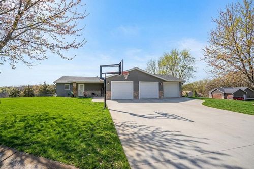 101 Meadow Ln, New London, MN, 56273-8655 | Card Image