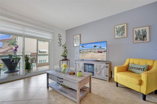 apt-i203-5300 Washington St, Hollywood, FL, 33021-7720 | Card Image