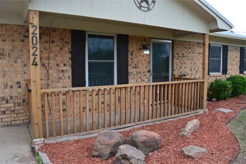 2024 Walker St, Granbury, TX, 76048-5676 | Card Image