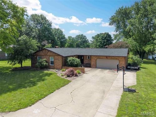 802 W Miller Dr, Staunton, IL, 62088-1054 | Card Image