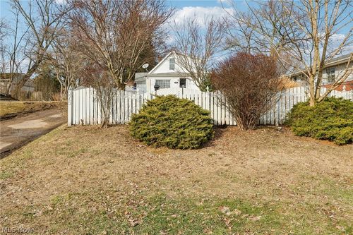 575 Flora Ave, Akron, OH, 44314-1750 | Card Image