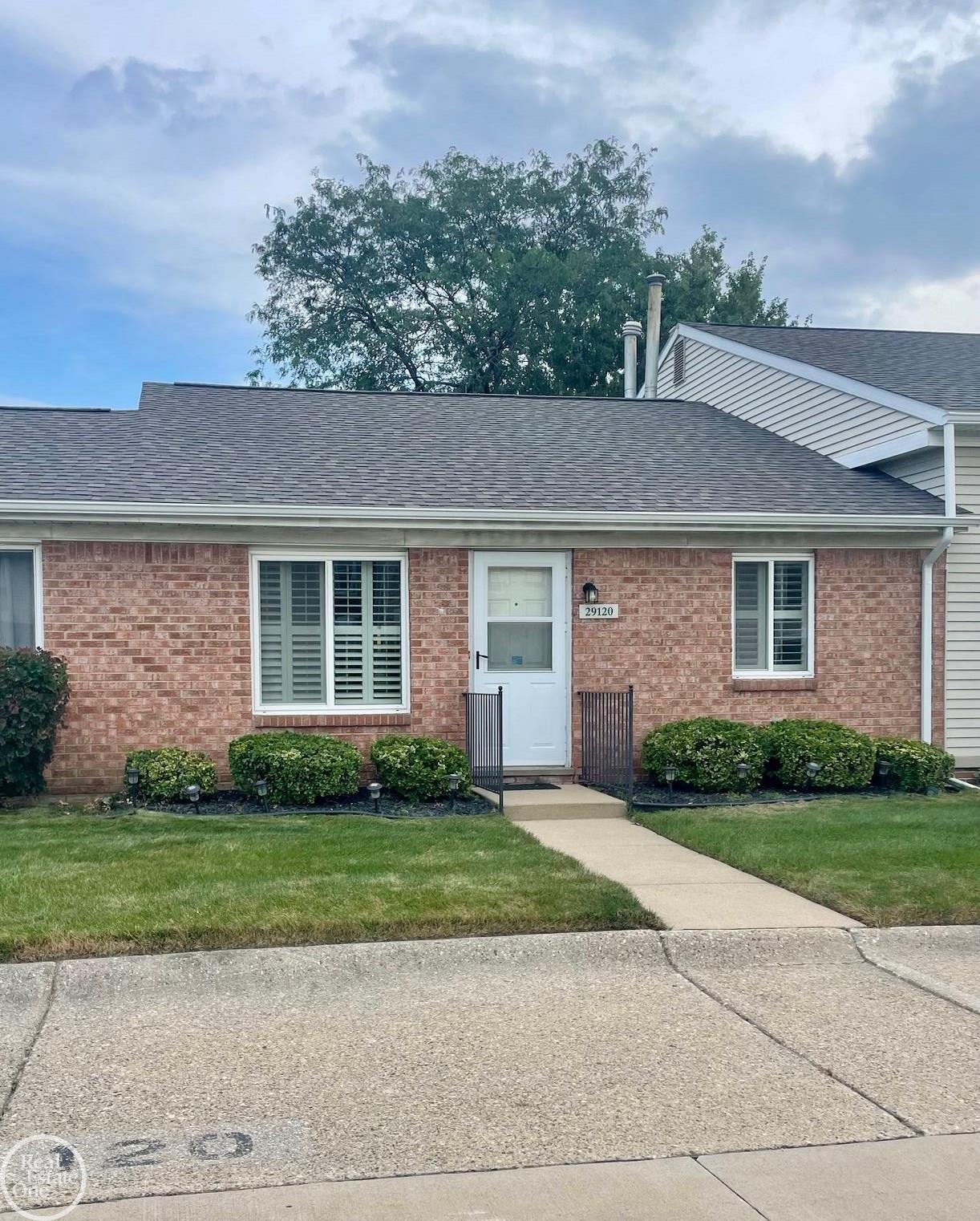 Brittany Ct, Roseville, MI 48066