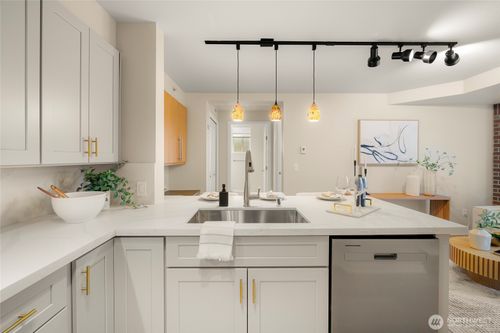 unit-206-124 Bellevue Ave E, Seattle, WA, 98102-5599 | Card Image