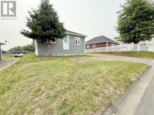 43 Earle St, Grand Falls-Windsor, NL, A2B1H6 | Card Image