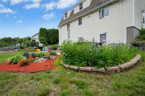 73 Vineyard Ave, Cumberland, RI, 02864-7215 | Card Image