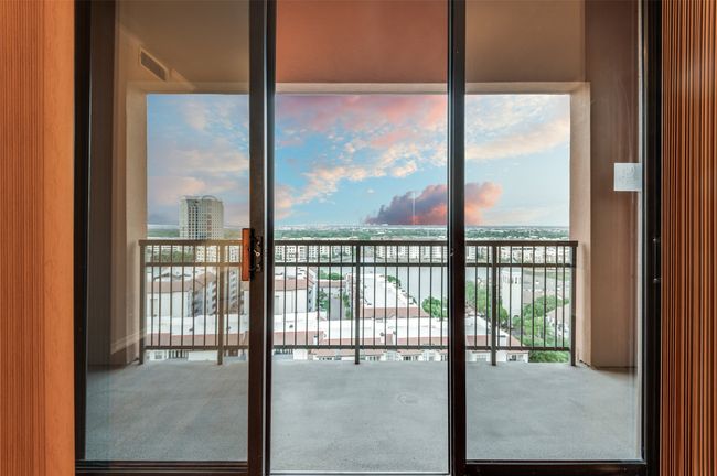 Towering floor-to-ceiling windows transform every hour into a living masterpiece—dawn’s golden light rippling across Lake Carolyn, sunlit shadows carving dramatic silhouettes of Uptown’s towers by afternoon, and, after dark, the skyline glittering like a field of fireflies against the velvet sky. | Image 14