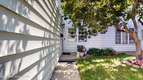 93 Hampton Grn, Staten Island, NY, 10312-1717 | Card Image