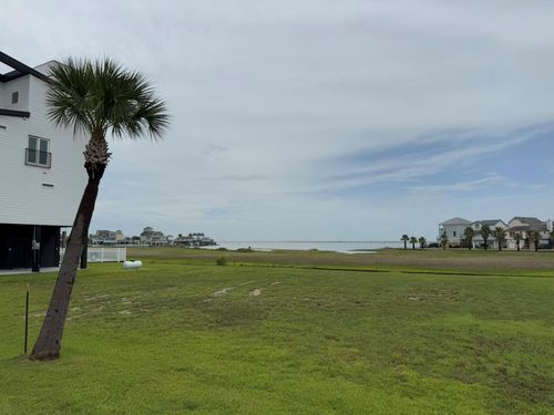 35 Tiki Dr, Tiki Island, TX, 77554 | Card Image