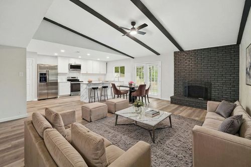 2221 Pennington Dr, Arlington, TX, 76014-3513 | Card Image