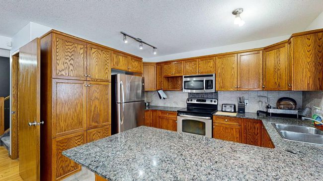 115 Saamis Rotary Way Sw, Home with 4 bedrooms, 3 bathrooms and 4 parking in Medicine Hat AB | Image 5