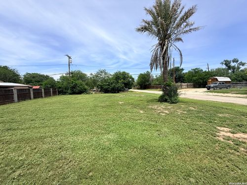 600 Crouch Ave, Devine, TX, 78016-2028 | Card Image