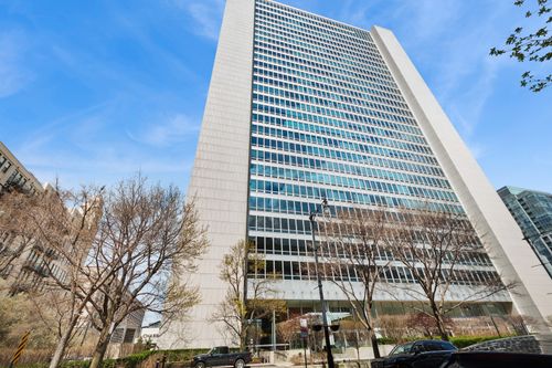 813-500 Superior St, Chicago, IL, 60654-8135 | Card Image