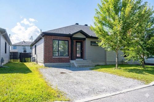 277 Rue Du Petit Village, House with 3 bedrooms, 2 bathrooms and null parking in Gatineau QC | Card Image