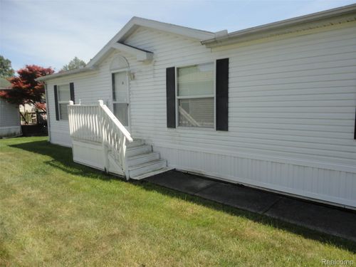 484 Lochgair St, Temperance, MI, 48182-1097 | Card Image