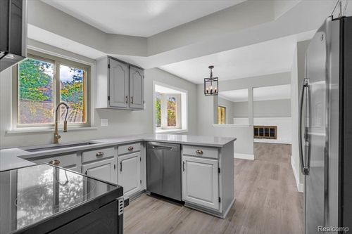 21536 Chestnut Ln, Farmington, MI, 48336-4508 | Card Image